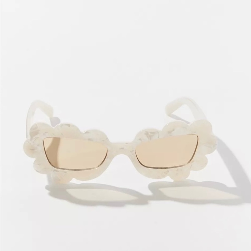 NWT Urban Outfitters Phoebe Pearl Sunglasses